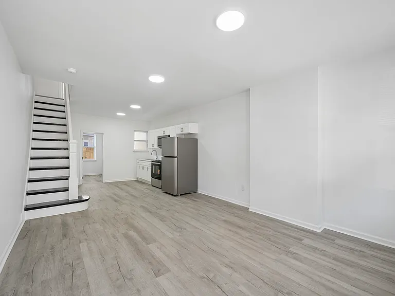 2212 Sears St — Photo 4
