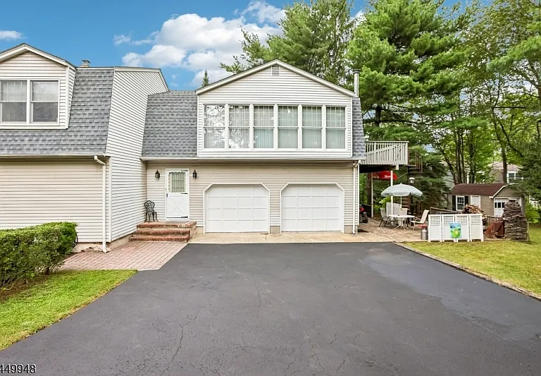 488 Cedar Ln — Photo 2