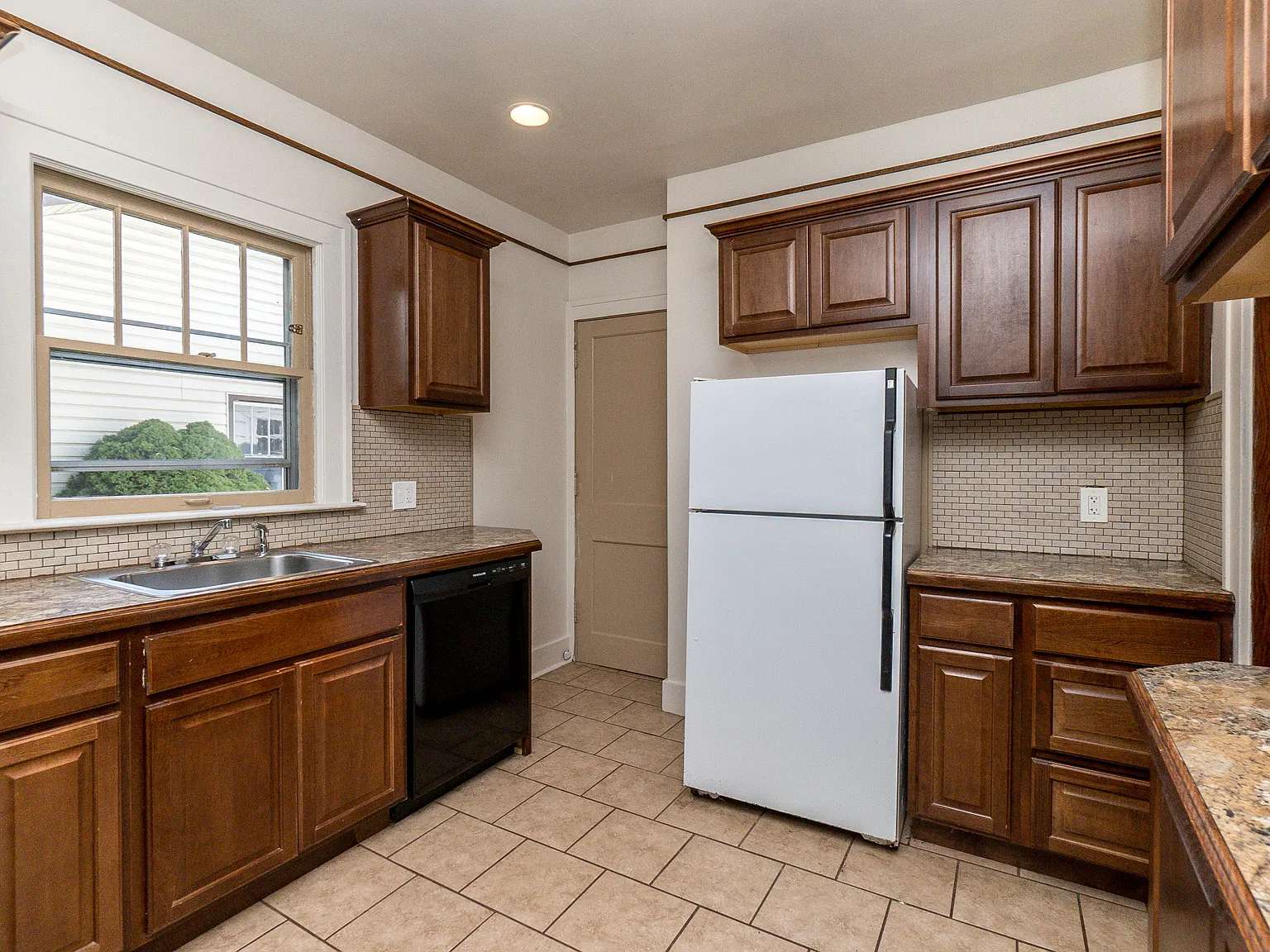 1014 Woodlawn - 1 — Photo 4