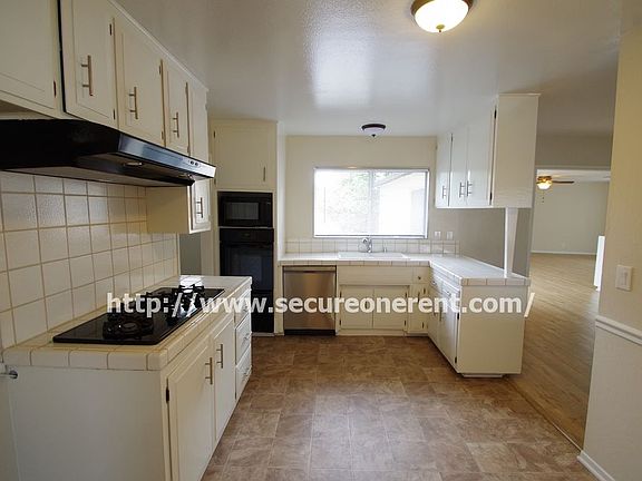 4th image of 579 Martha Dr