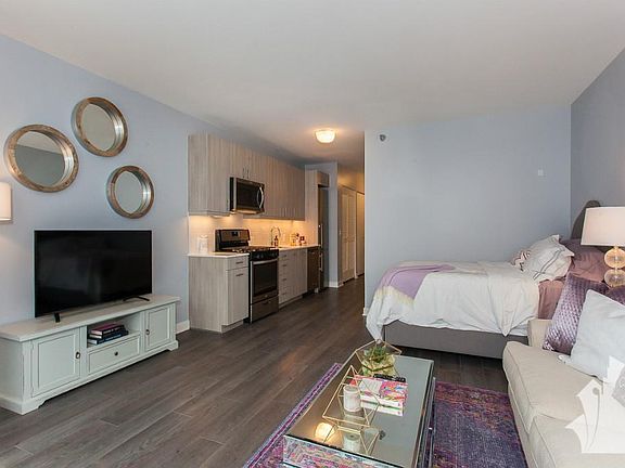 4th image of 25 E Randolph Dr #2512