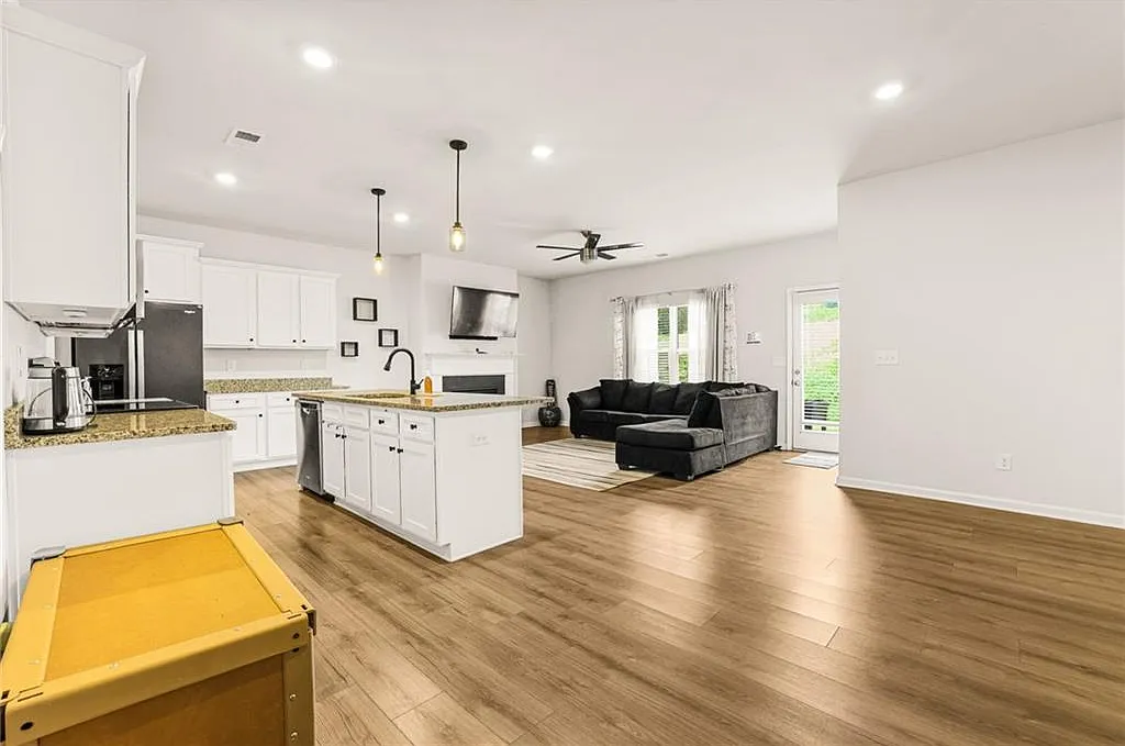 4 bed, 2.5 bath, 1832 sqft, $2,500 — Photo 3