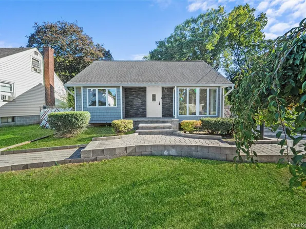 53 E 13th Street, Huntington Station, NY 11746