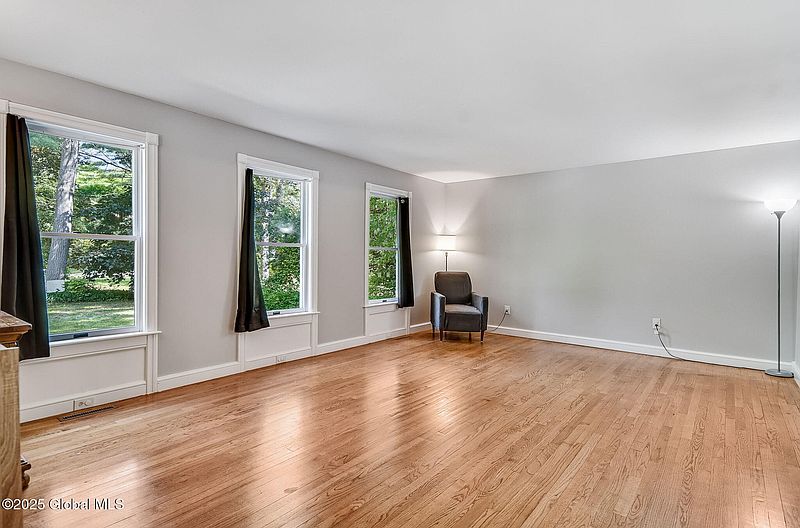 5th image of 14 Stone Pine Lane