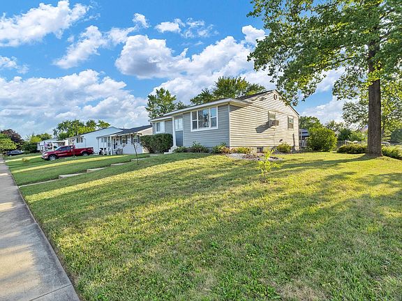 4th image of 693 Maurine Dr
