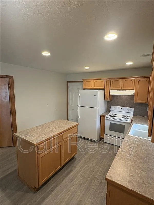 3 bed, 2.5 bath, 1412 sqft, $1,995 — Photo 2