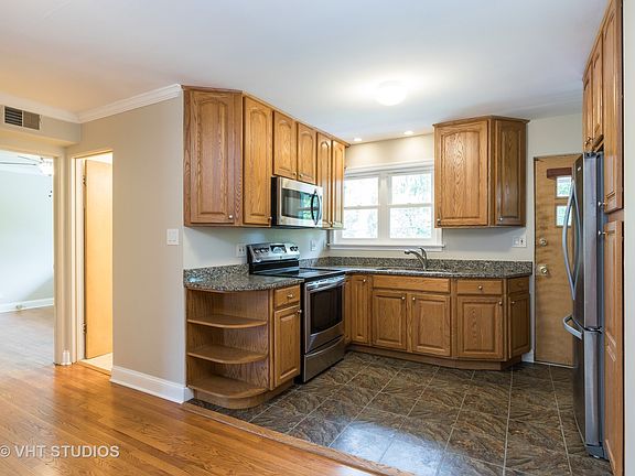 4th image of 6 Garden Dr APT 8