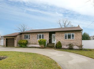 35 Lee Ave, Lindenhurst, NY 11757