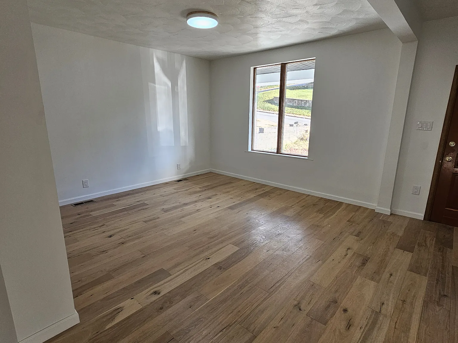 3 bed, 1026 sqft, $1,800 — Photo 3