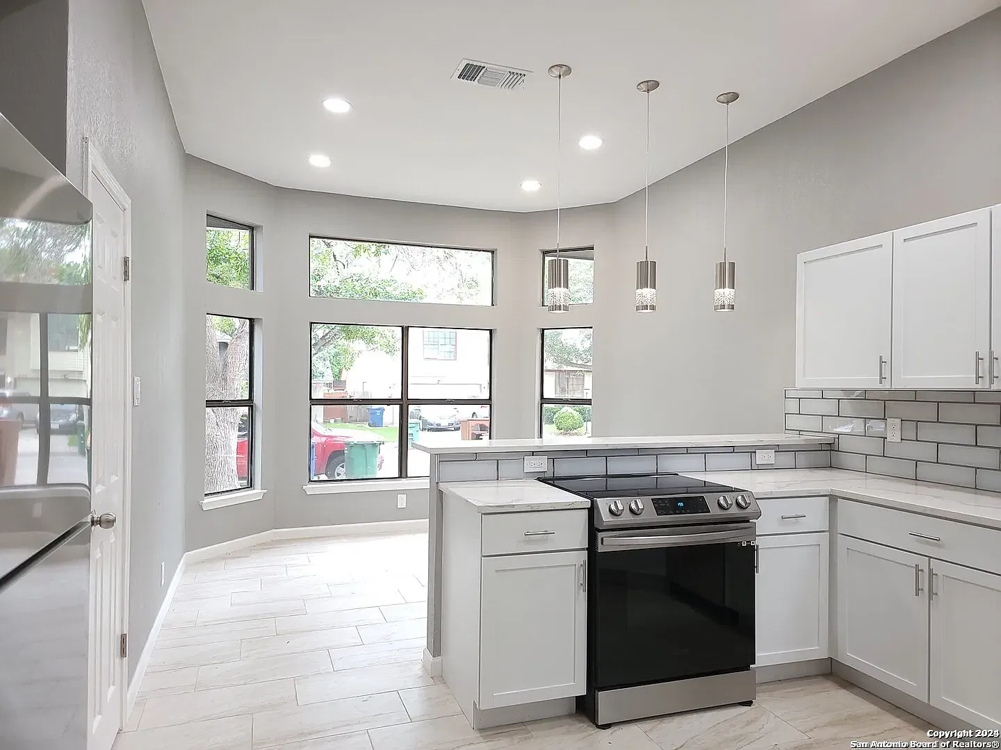4 bed, 2.5 bath, 2147 sqft, $3,000 — Photo 2