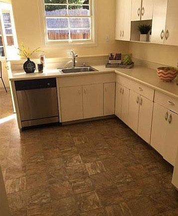 Bright kitchen w/eating area...