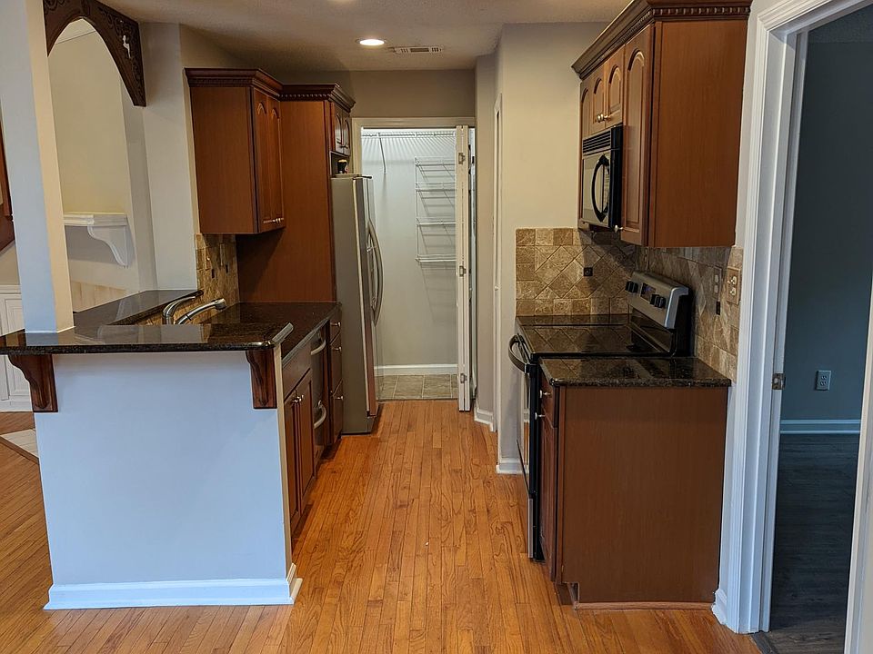 Open floorplan with easy access to kitchen from living and dining room