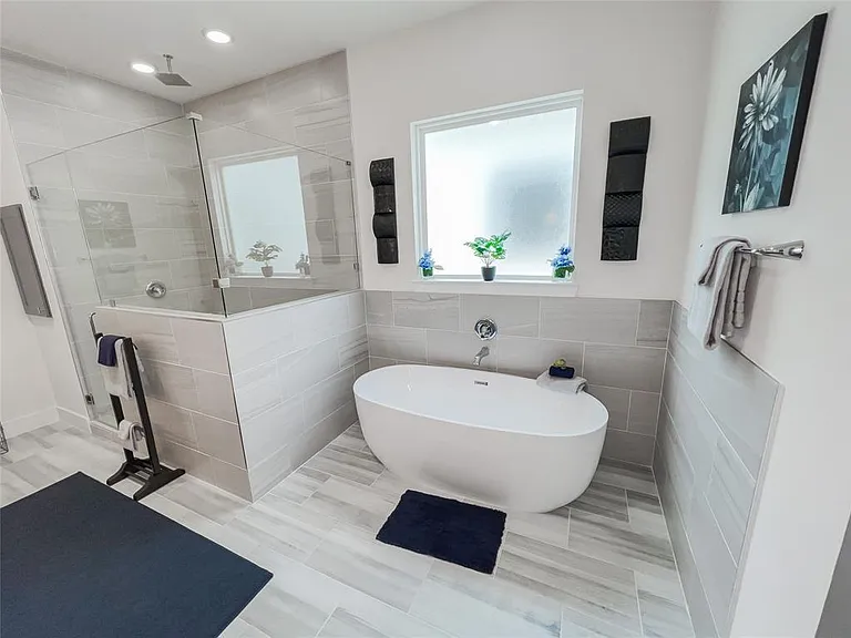 2404 Saint Charles St — Photo 17