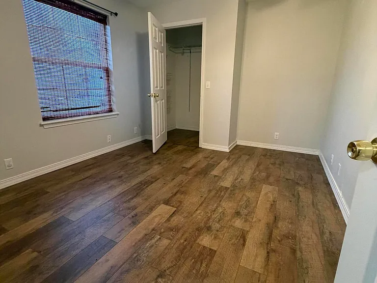 2815 E 16th St — Photo 12