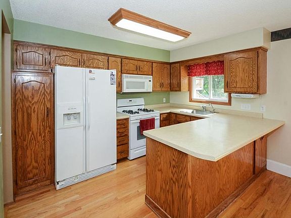 4th image of 4516 Bur Oak Dr
