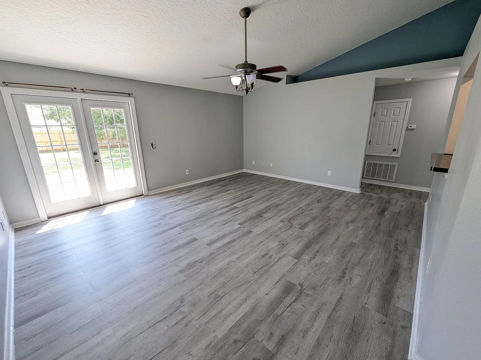3 bed, 2.0 bath, 1595 sqft, $2,320 — Photo 4