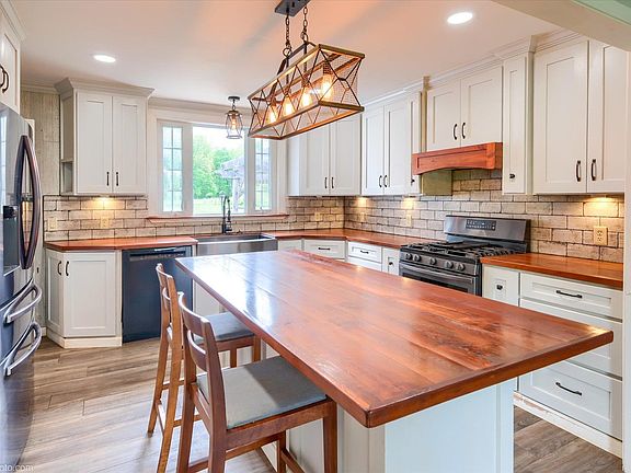 3rd image of 2231 W Dodge Rd