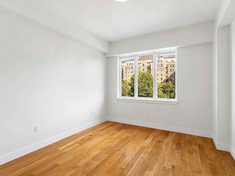 2727 Henry Hudson Pkwy W #504 — Photo 9