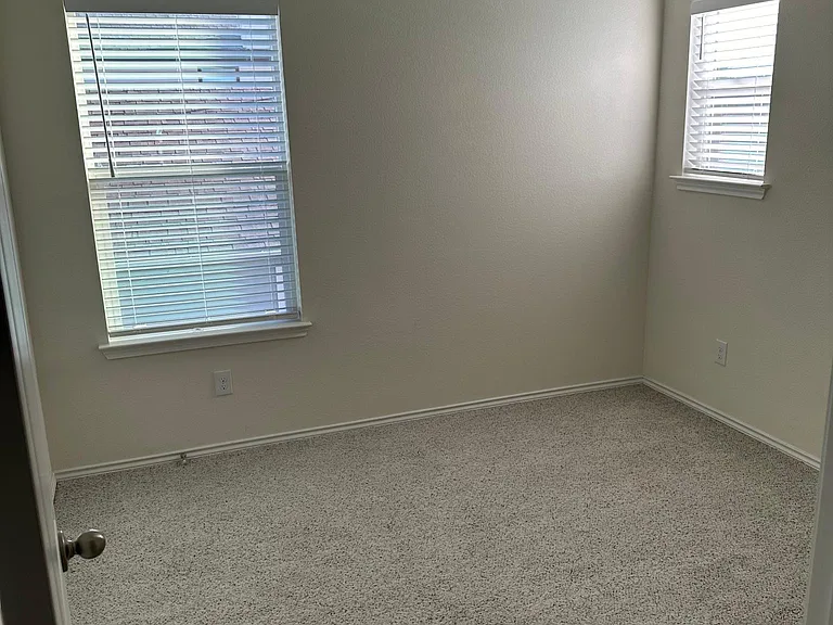 124 Rocroi Dr — Photo 11