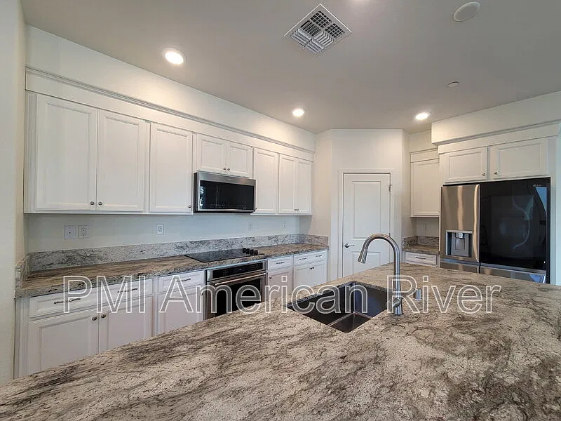 3 bed, 2.5 bath, 1740 sqft, $3,200 — Photo 4