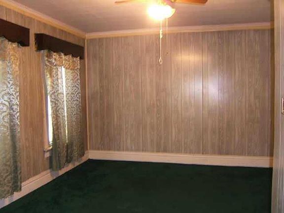 Accommodating dining room