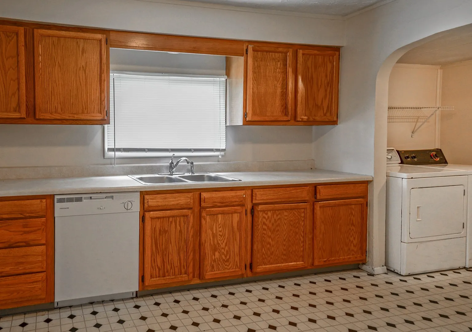 Great 3 Bedroom, 2 Bath - Just Off 17th St! *2027* — Photo 3