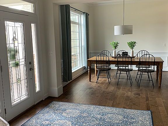 Foyer / dining room