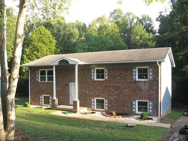 1st image of 220 Woodland Dr