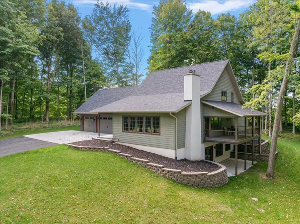 8806 Lakewood Trl, Berrien Center, MI 49102