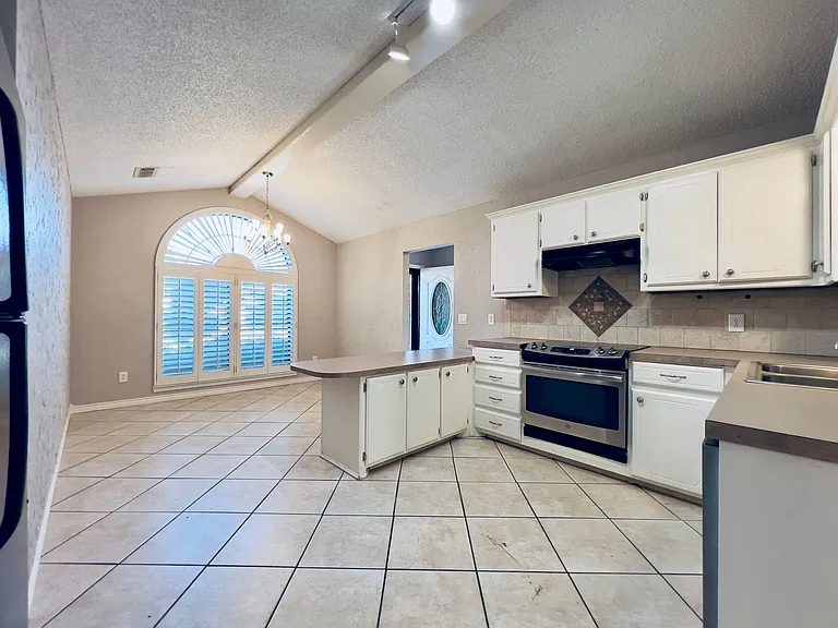 6904 Genoa Ave — Photo 7