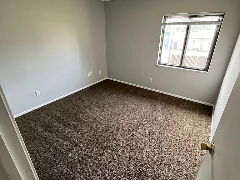 210 S Ivy Ln — Photo 5