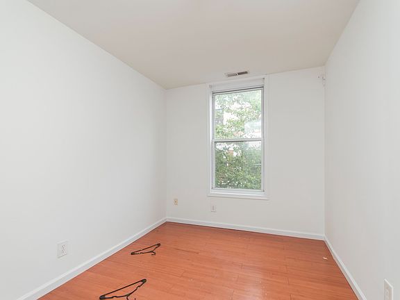 3rd image of 1603 W Oxford St #2