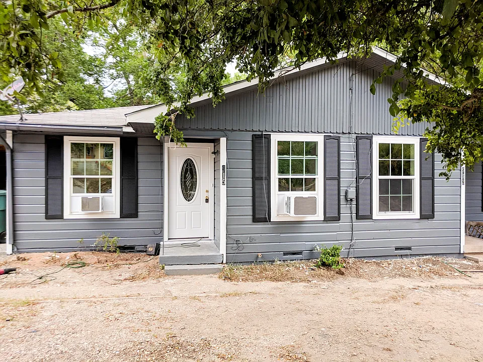 915 W Pecan St