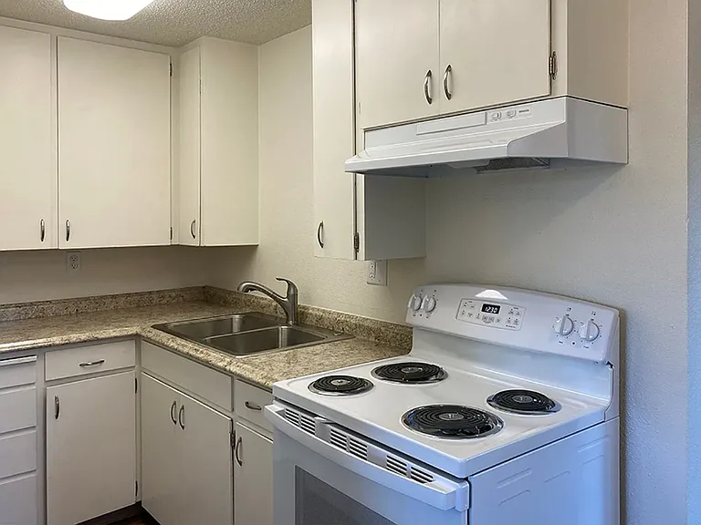 480-Knox St — Photo 1