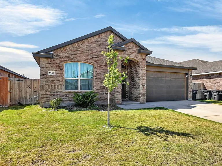 2209 Beaufort Dr — Photo 2