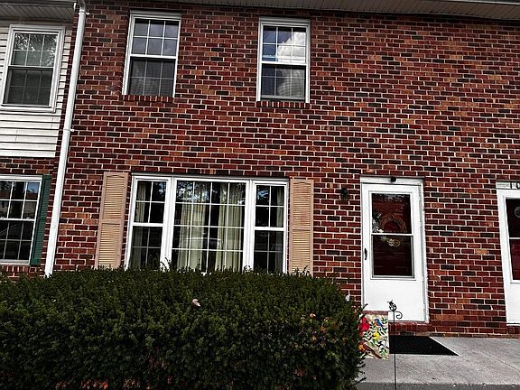 2nd image of 102 Warren Cir