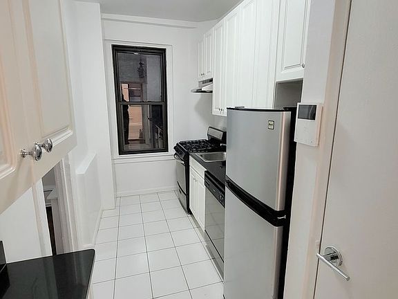 3rd image of 140 W 55th St APT 5C