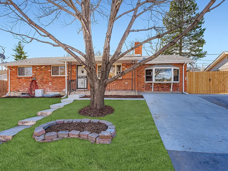 4264 W Radcliff Ave — Photo 1