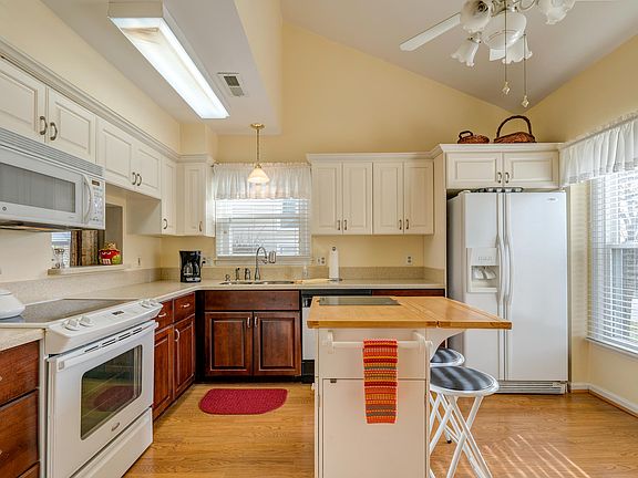 3rd image of 7228 Scarlet Oak Dr