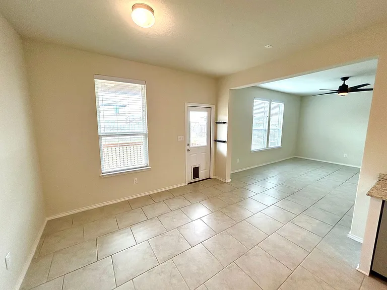 10398 Martin Crk — Photo 11