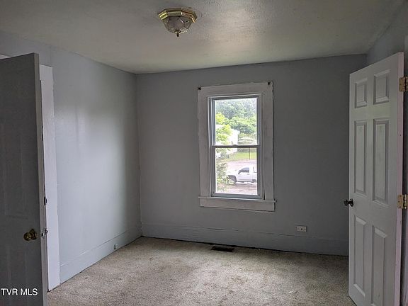 3rd image of 306 Davis St