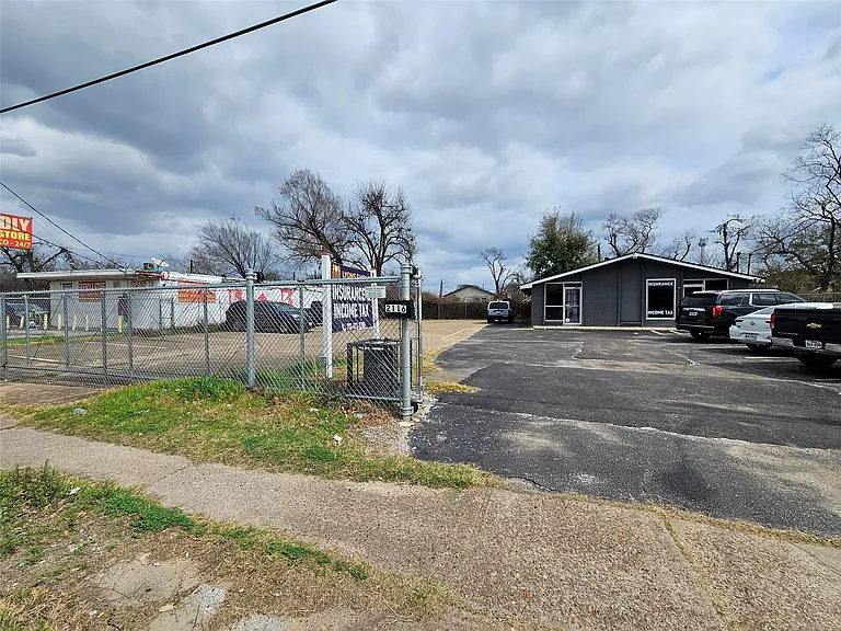 2116 Lockwood Dr — Photo 3