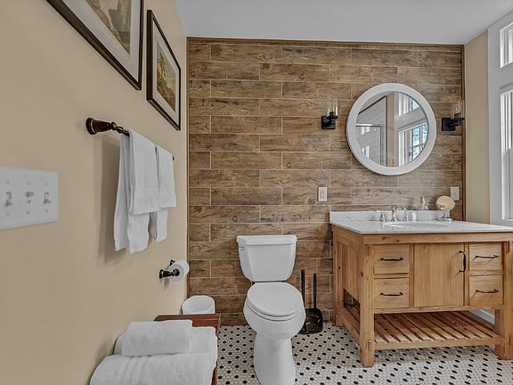 4th image of 4865 Main St #1