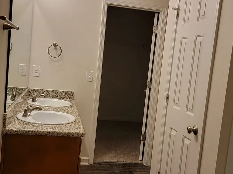 107 Walnut Crossing Dr — Photo 2