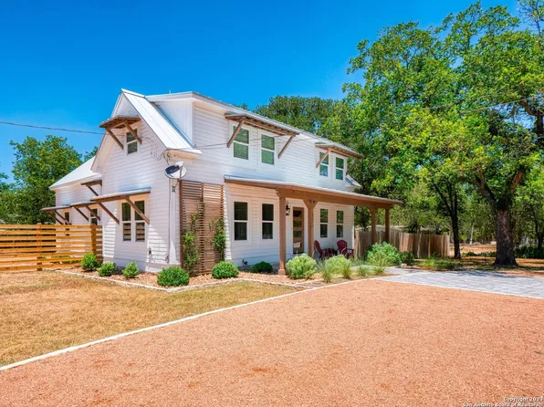 305 KELLY ST E, Center Point, TX 78010
