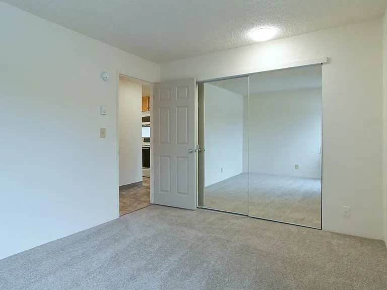 Hess Apartments — Photo 38