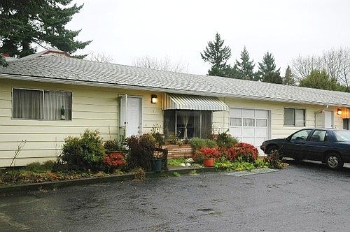 1st image of 1412 SE Oak St