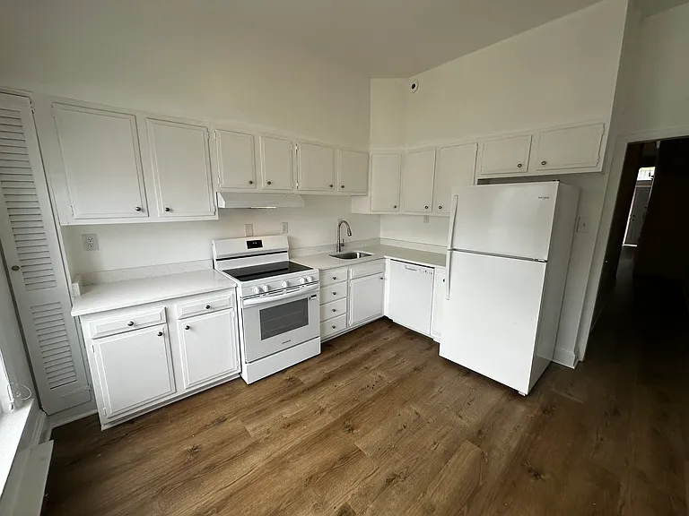 306 E St NE — Photo 18