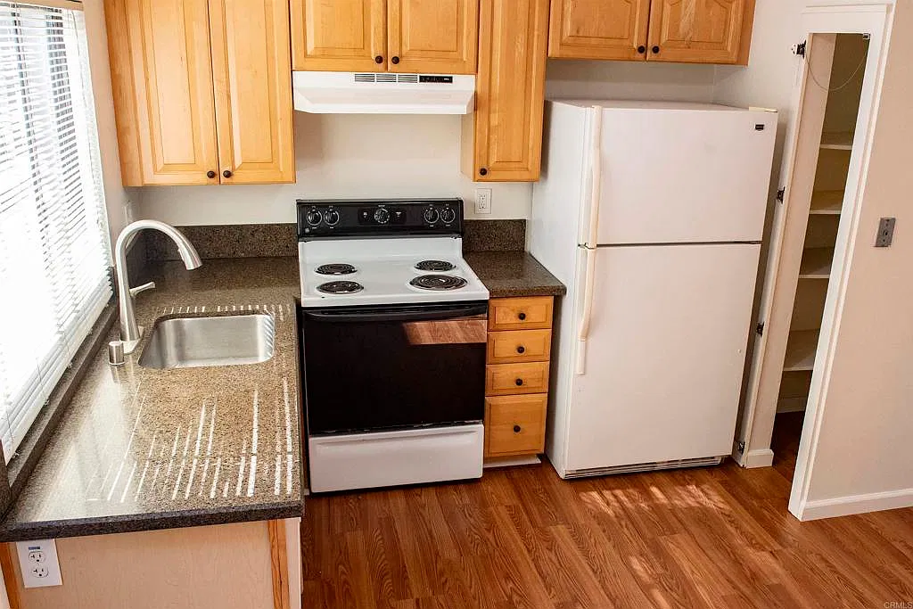 2 bed, 832 sqft, $3,400 — Photo 3