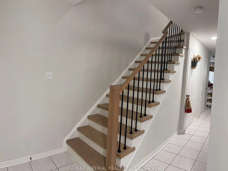 453 Heddle Cres — Photo 8